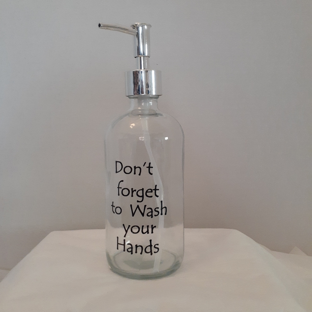 ✂️*NWT* Glass Soap Dispenser